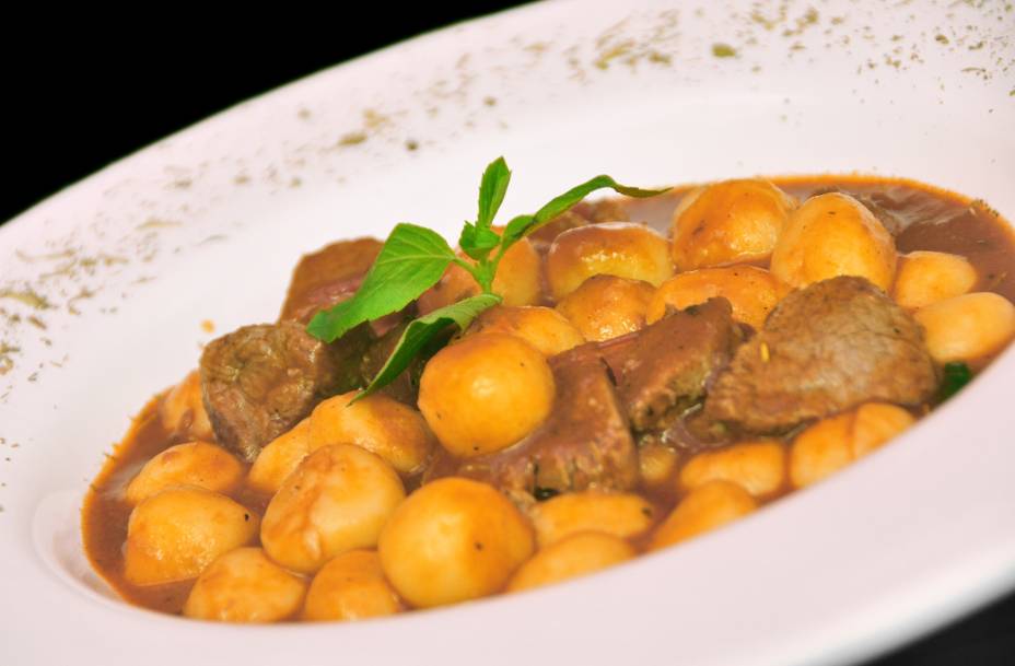 Nhoque de batata recheado com queijo ao molho especial com iscas de mignon Nhoque de batata recheado com queijo ao molho especial com iscas de mignon