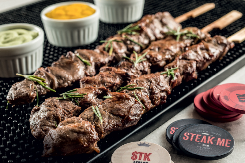 Espetinhos de filé dianteiro da raça angus: carro-chefe Espetinhos de filé dianteiro da raça angus: carro-chefe