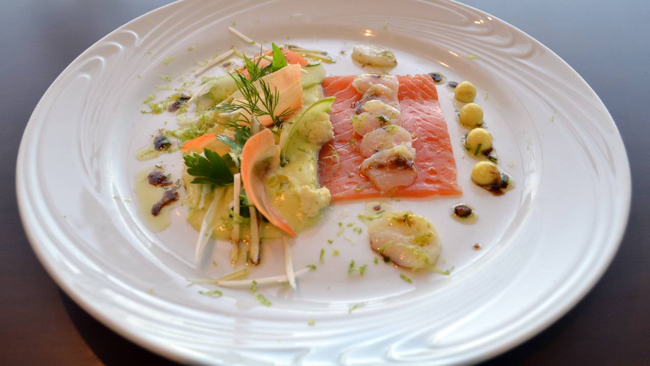 veloute-de-abacate-carpaccio-de-vieiras-e-salmao-com-crocante-de-legumes.jpeg