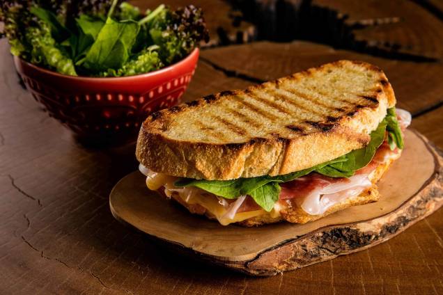 Sanduíche de queijo gouda com parma e rúcula Sanduíche de queijo gouda com parma e rúcula