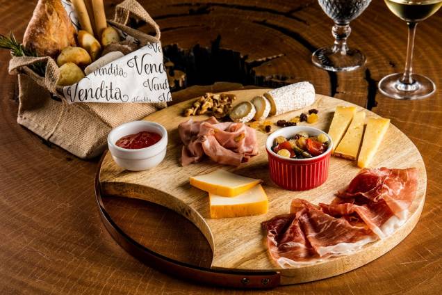 Vendita, com queijo Tulha de Amparo, queijo Morgiano (um tipo de queijo prato com urucum), presunto de parma, mortadela, queijo rolinho do bosque, salitre e ribeirão, geleia de pimenta e camponata (a partir de R$ 68). Vendita, com queijo Tulha de Amparo, queijo Morgiano (um tipo de queijo prato com urucum), presunto de parma, mortadela, queijo rolinho do bosque, salitre e ribeirão, geleia de pimenta e camponata (a partir de R$ 68). Tábua mista de frios Vendita, com queijo Tulha de Amparo, queijo Morgiano (um tipo de queijo prato com urucum), presunto de parma, mortadela, queijo rolinho do bosque, salitre e ribeirão, geleia de pimenta e camponata (a partir de R$ 68). Vendita, com queijo Tulha de Amparo, queijo Morgiano (um tipo de queijo prato com urucum), presunto de parma, mortadela, queijo rolinho do bosque, salitre e ribeirão, geleia de pimenta e camponata (a partir de R$ 68). Tábua mista de frios