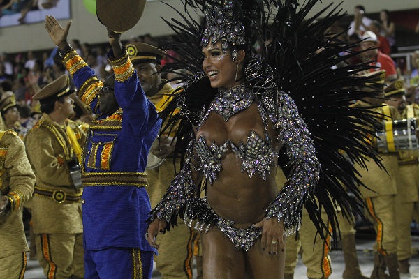 O desfile da escola marcou a estreia da rainha Gracyanne Barbosa à frente da bateria. O costeiro com 500 penas de faisão e cristais que a modelo iria usar quebrou ainda no setor um da avenida. A bela acabou desfilando com uma versão mais simples do adereç<br>