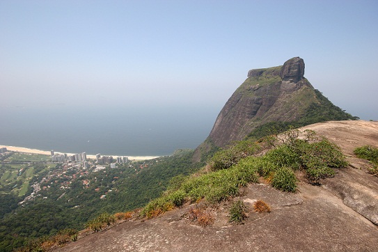 É um dos locais que sofreu com a insegurança. É mais conhecido pelos praticantes do vôo livre, que saltam de asa delta da famosa rampa, construída a 696 metros de altura. Onde: Estrada da Pedra Bonita, acessada pela Estrada das Canoas.<br>