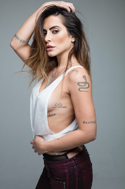 Cleo Pires lança camisetas sensuais estampadas com fotos de sua própria boca