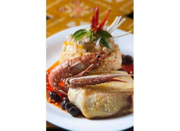 Lombo de ca&ccedil;&atilde;o grelhado com molho portugu&ecirc;s e risoto de lagostim com queijo de ovelha<br>