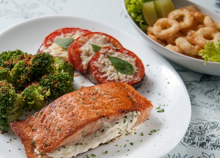 Salmão recheado com cream cheese, guarnecido com brócolis e berinjela salteados com tomate, parmesão e manjericão<br>