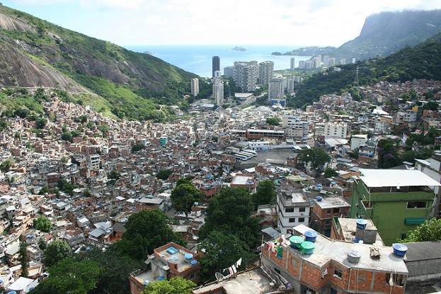 Polícia prende homem baleado na Rocinha