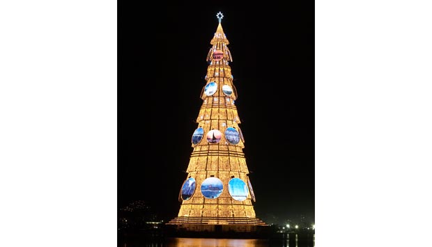 Na onda ecológicamente correta, a árvore usou, pela primeira vez, geradores movidos a biodiesel. Vinte e sete bolas de natal reproduziam imagens simbólicas dos estados brasileiros<br> Na onda ecológicamente correta, a árvore usou, pela primeira vez, geradores movidos a biodiesel. Vinte e sete bolas de natal reproduziam imagens simbólicas dos estados brasileiros<br>