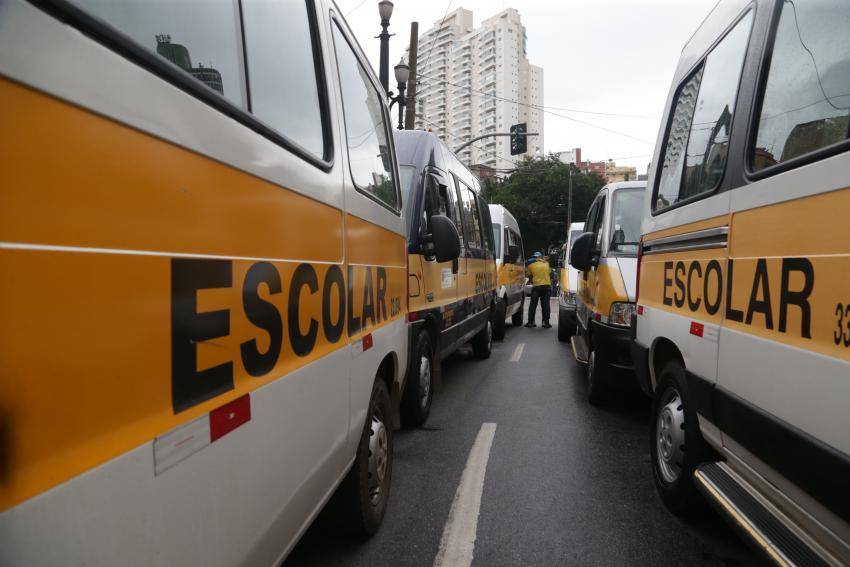 Uso obrigatório de cadeirinha em transporte escolar é suspenso