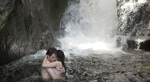 Algumas cenas da lua de mel, como esta em que o casal joga xadrez, foram gravadas em Paraty<br>