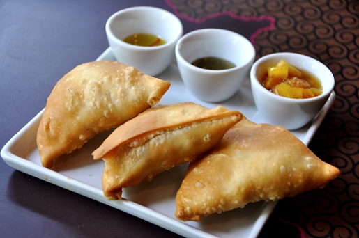 Serve o saboroso samosa, pastelzinho indiano feito com batata, ervilha e especiarias<br>