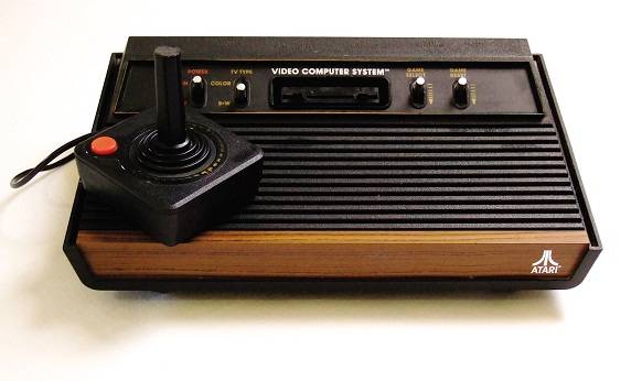 Desenvolvido nos Estados Unidos em 1972, o videogame popularizou-se por aqui a partir do in&iacute;cio dos anos 80. Quem nunca passou horas atirando no Atlantis ou defendendo cidades de ataque em Missile Command n&atilde;o sabe o que perdeu!<br>
