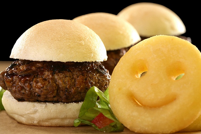 Além dos famosos hambúrgueres da casa, há opções deliciosas especialmente para os pequenos. O baby burgers (R$ 16,90), por exemplo, vem com três mini hambúrgueres de carne bovina ou filé de frango acompanhado de batatas fritas smiles. Tem também o chicken<br> Além dos famosos hambúrgueres da casa, há opções deliciosas especialmente para os pequenos. O baby burgers (R$ 16,90), por exemplo, vem com três mini hambúrgueres de carne bovina ou filé de frango acompanhado de batatas fritas smiles. Tem também o chicken<br>