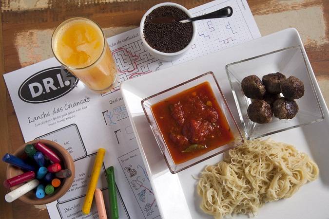 A casa oferece menu infantil completo (R$ 24,00) com direito a prato principal, bebida e sobremesa. O macarr&atilde;o cabelinho de anjo com alm&ocirc;ndegas acompanhado por suco de laranja e mousse de chocolate &eacute; uma boa pedida. Para os pequenos se distra&iacute;rem enquanto<br>