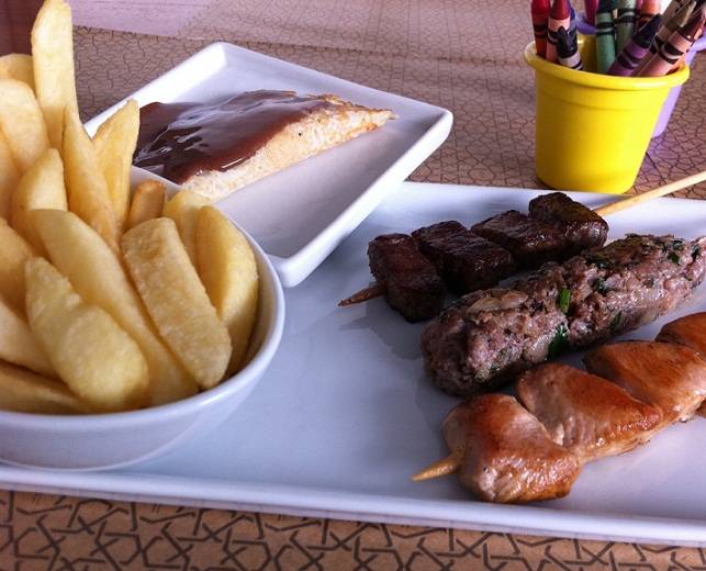 O trio infantil (R$ 18,00), que &eacute; lan&ccedil;amento da casa, vem com tr&ecirc;s op&ccedil;&otilde;es de espetinho: kebab de fil&eacute; mignon, taouk de frango e kafta. Se o cliente mirim preferir, pode escolher s&oacute; um tipo ou comer o trio com batata. A sobremesa &eacute; um mini crepe de nutella<br>
