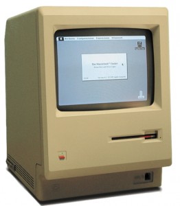 Lançado em 1984 com a mesma interface gráfica do Lisa e custando cerca de 2 500 dólares<br> Lançado em 1984 com a mesma interface gráfica do Lisa e custando cerca de 2 500 dólares<br>