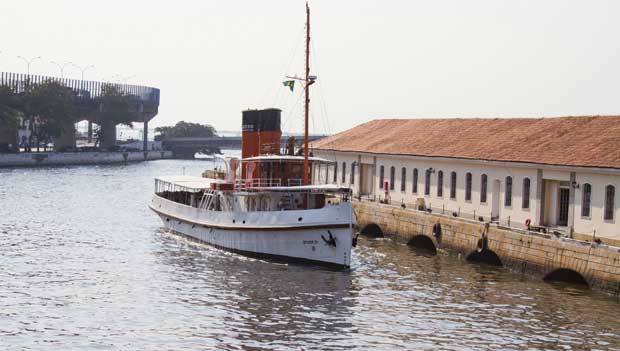 Por 10 reais &eacute; poss&iacute;vel navegar no barco Laurindo Pitta, constru&iacute;do na Primeira Guerra Mundial<br>
