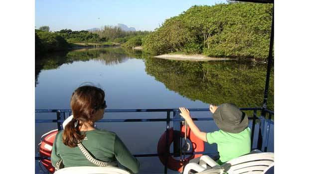 Regi&atilde;o da Lagoa de Marapendi tem &aacute;guas tranquilas e vegeta&ccedil;&atilde;o de mangue<br>