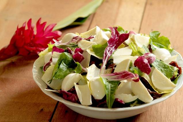 Para celebrar o frescor da primavera, restaurantes oferecem saladas super coloridas em seus cardápios, como a salada à moda da quinta (R$ 29,00), do restaurante Quinta da Boa Vista, que leva rúcula, endívia, radicchio, tomate seco, queijo de búfala e alfa<br> Para celebrar o frescor da primavera, restaurantes oferecem saladas super coloridas em seus cardápios, como a salada à moda da quinta (R$ 29,00), do restaurante Quinta da Boa Vista, que leva rúcula, endívia, radicchio, tomate seco, queijo de búfala e alfa<br>