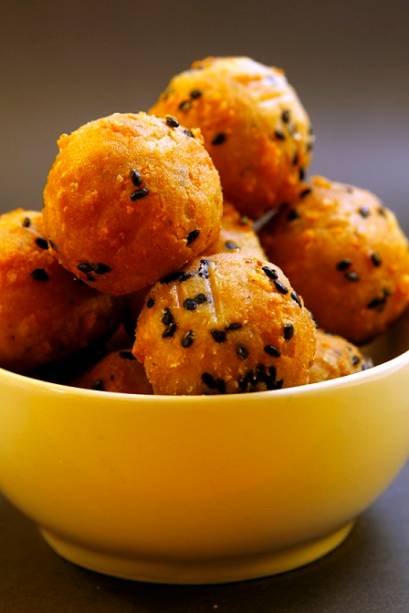 Bolinhas de queijo com gorgonzola, parmes&atilde;o, queijo prato e gergelim preto (R$ 16,80)<br>