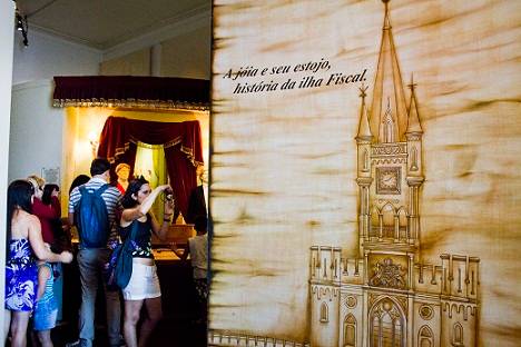 Visitantes conferem r&eacute;plicas das roupas usadas por convidados da festa<br>