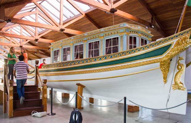 Barco de Dom Jo&atilde;o VI coberto por folhas de ouro<br>
