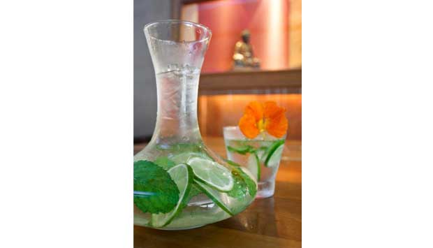 Também no bairro da Zona Sul, o restaurante tailandês tem drink feito com infusão de capim-limão, rum, hortelã e limão<br> Também no bairro da Zona Sul, o restaurante tailandês tem drink feito com infusão de capim-limão, rum, hortelã e limão<br>