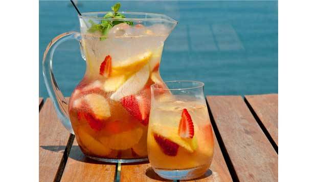 Na piscina do hotel e no bar do t&eacute;rreo, o Baretto-Londra, &eacute; vendido o sofisticado clericot de vinho branco<br>