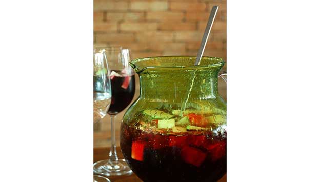 Refrescante, a sangria vermelha tem frutas da estação, suco e licor de laranja e conhaque<br> Refrescante, a sangria vermelha tem frutas da estação, suco e licor de laranja e conhaque<br>