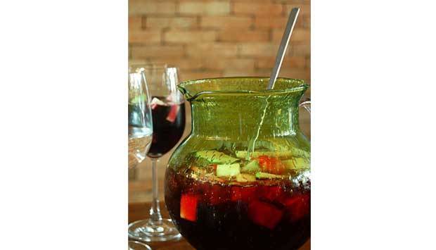 Refrescante, a sangria vermelha tem frutas da esta&ccedil;&atilde;o, suco e licor de laranja e conhaque<br>