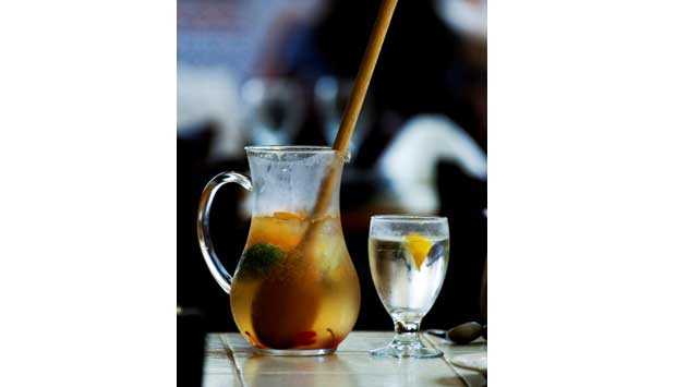 Disponibiliza sangrias com vinho tinto e branco<br> Disponibiliza sangrias com vinho tinto e branco<br>