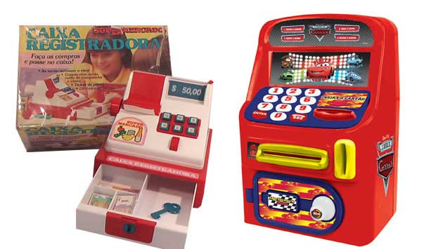 Para brincar com dinheiro, as crianças dos anos 80 usavam a Caixa Registradora da Glasslite, que vinha com dinheirinho de papel e fazia barulho ao abrir o caixa. Já as crianças modernas, podem fazer as transações no Caixa Eletrônico Cars que emite sons pa<br> Para brincar com dinheiro, as crianças dos anos 80 usavam a Caixa Registradora da Glasslite, que vinha com dinheirinho de papel e fazia barulho ao abrir o caixa. Já as crianças modernas, podem fazer as transações no Caixa Eletrônico Cars que emite sons pa<br>