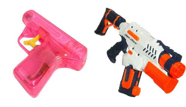 Até os anos 80, as guerras de pistola dágua eram precárias: a cada tiro, o soldado tinha que recarregar a arma em uma torneira e o jato não ia muito longe. Esse brinquedo clássico evoluiu, virou lançador dágua, com reservatório que possibilita mais tiro<br> Até os anos 80, as guerras de pistola dágua eram precárias: a cada tiro, o soldado tinha que recarregar a arma em uma torneira e o jato não ia muito longe. Esse brinquedo clássico evoluiu, virou lançador dágua, com reservatório que possibilita mais tiro<br>