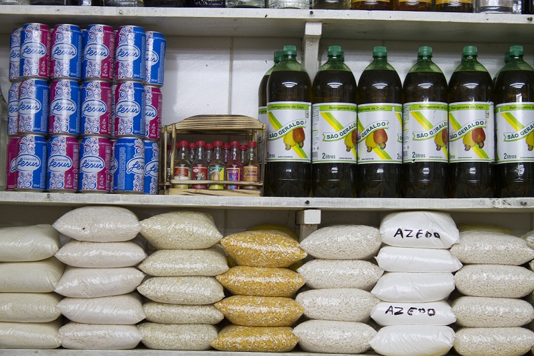 Entre outras delícias, um tipo de inhame chamado acará, além de camarão seco ou defumado, do Maranhão, para quem quiser se arriscar a cozinhar em casa. Entre os queijos, queijo manteiga (R$ 17,90 o quilo), da Bahia, também conhecido como requeijão (apesar<br>