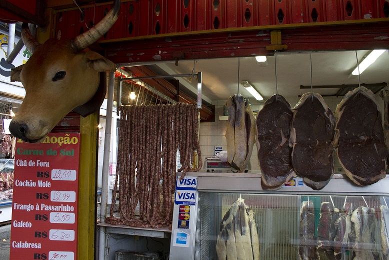 Em um dos poucos açougues da feira, é possível encontrar a autêntica carne de sol, além de mocotó e costela. Mas o chamariz mesmo é a cabeça de boi (de mentirinha) pendurada do lado de fora do estabelecimento. "Tem mais turista parando para tirar foto do<br>