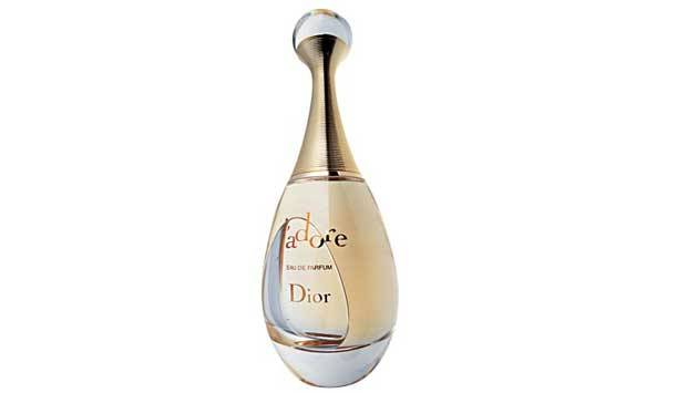 Desde o lan&ccedil;amento, em 1999, a marca francesa investiu pesado para que J?adore fosse vinculado a um universo de luxo e riqueza - a come&ccedil;ar pelo an&uacute;ncio veiculado na &eacute;poca, no qual uma modelo submergia em uma piscina de ouro. O formato do frasco lembra o p<br>