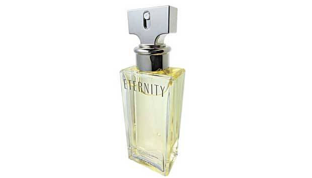 Em 1987, Calvin Klein presenteou a ent&atilde;o esposa, Kelly, com uma alian&ccedil;a que continha gravada a palavra eternity, eternidade em ingl&ecirc;s. O perfume nasceu no ano seguinte como uma homenagem a todas as hist&oacute;rias de amor. "E ternity &eacute; o s&iacute;mbolo rom&acirc;ntico da mu<br>