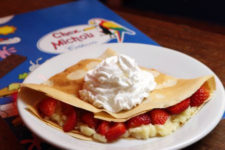 Crepe de morango com chantilly e creme patissière.<br>