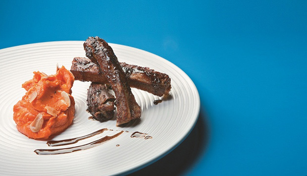 Costelinhas carameladas e purê de abóbora com queijo de cabra