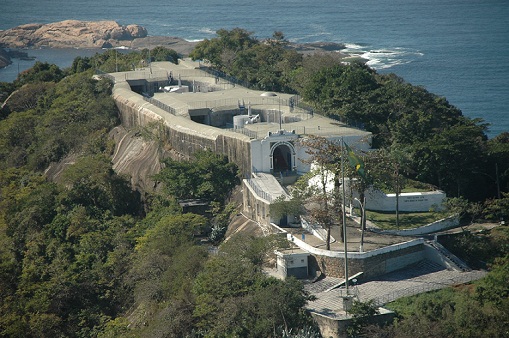 Instalado no topo do morro do Leme, a 130 metros de altura, tem visão privilegiada da cidade, sendo de frente para o Pão de Açúcar<br> Instalado no topo do morro do Leme, a 130 metros de altura, tem visão privilegiada da cidade, sendo de frente para o Pão de Açúcar<br>