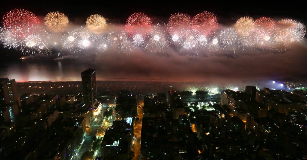 Crise financeira reduz tempo de fogos em Copacabana no Réveillon