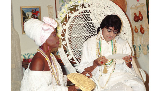 Um dos personagens mais marcantes e engraçados, o Painho, Pai de santo criado por Chico em homenagem à Bahia<br>