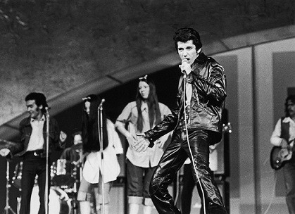 No início, Raul copiava Elvis Presley, tanto nas roupas quanto no jeito de dançar<br> No início, Raul copiava Elvis Presley, tanto nas roupas quanto no jeito de dançar<br>