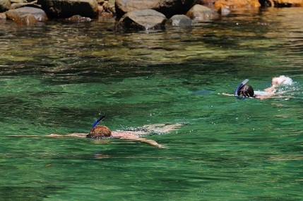 De tão translúcida, as águas dali permitem um perfeito mergulho de snorkel para admirar incontáveis cardumes de peixes e estrelas do mar<br>