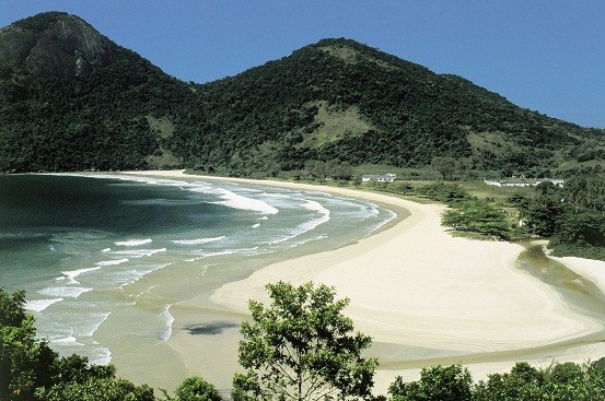 Emoldurada por riachos, abrigou até 1994 o presídio de Ilha Grande. Hoje um recanto tranquilo, tem 1 quilômetro de praia e manguezais preservados<br>