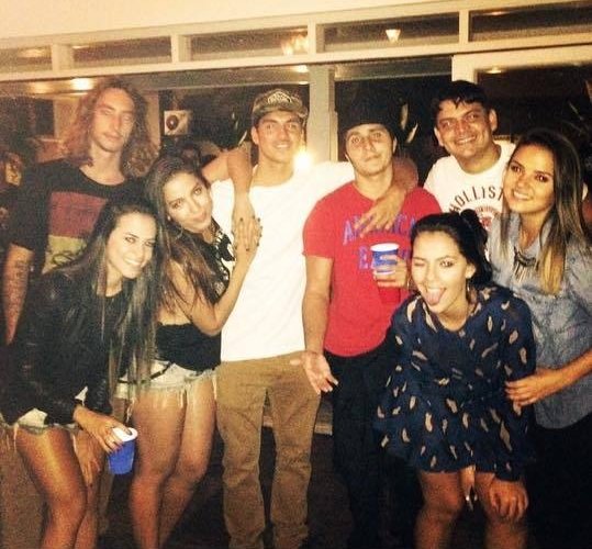 Anitta não desgruda do surfista Gabriel Medina, e Sasha passa incógnita pela multidão no Oi Rio Pro