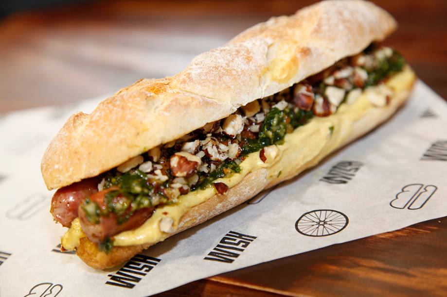 Chorish: linguiça de pernil, mostarda de Dijon, chimichurri e avelã picada Chorish: linguiça de pernil, mostarda de Dijon, chimichurri e avelã picada