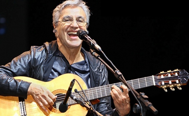 Caetano Veloso volta ao palco três vezes para bis triplo em Paris