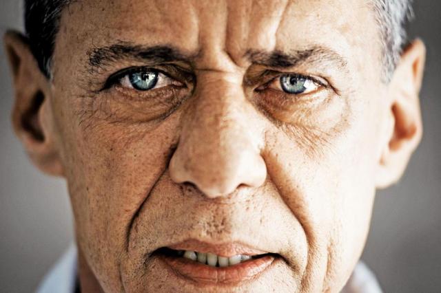 Chico Buarque bate boca sobre política ao sair de um restaurante no Leblon