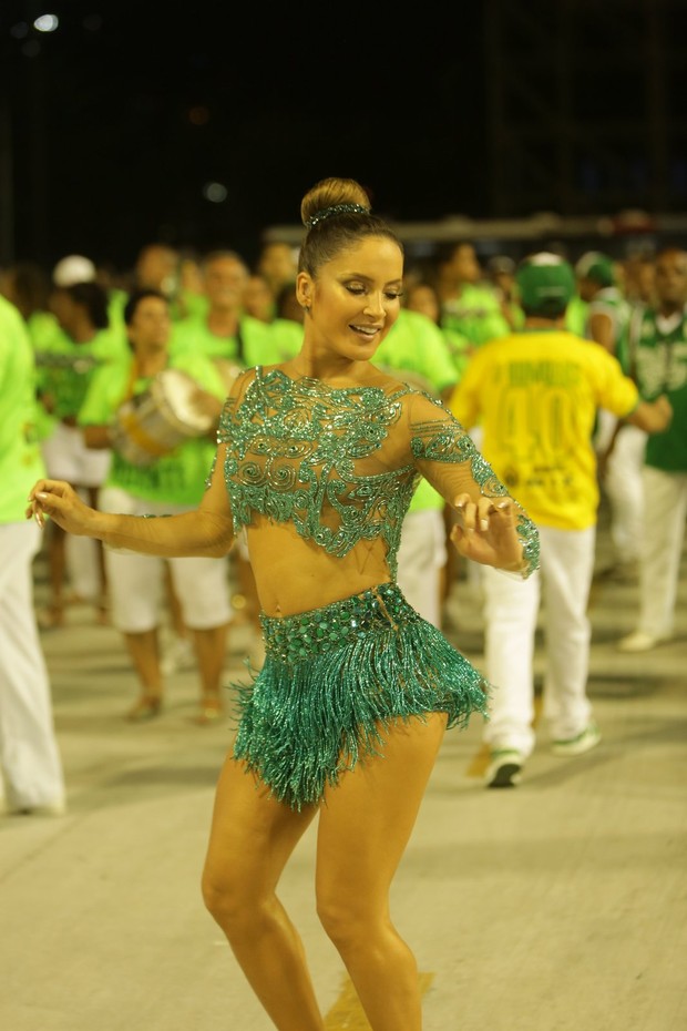 Claudia Leitte usa modelito de cerca de 4 000 reais em estreia como rainha de bateria no ensaio técnico da Mocidade na Sapucaí. Veja fotos